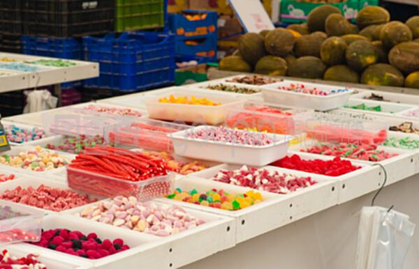 都市甜蜜一角 街头市场糖果食品的销售特色